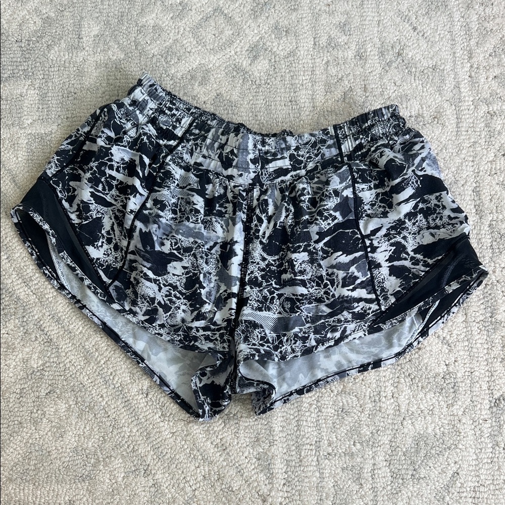 lululemon Hotty hot 2.5in low rise  Black and White Athletic Shorts size 8